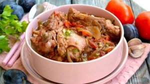 Сочное мясо в ароматной подливе.
ЧАХОХБИЛИ СО СЛИВОВЫМ ПЮРЕ