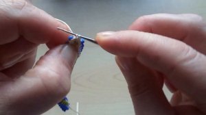 Вяжем очечник с петлёй подъёма английским способом.