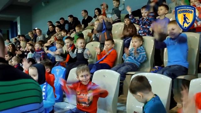 Юные болельщики из футбольной школы "Юниор" болеют за Красноярский "Енисей" смотреть онлайн