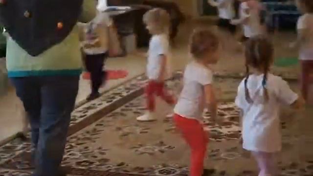 Игра с Ежиком в цветочки "Украсим полянку цветами" смотреть онлайн