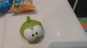 Ам ням, Бука и Паук-шестиног купаются в ванной с шипучкой.