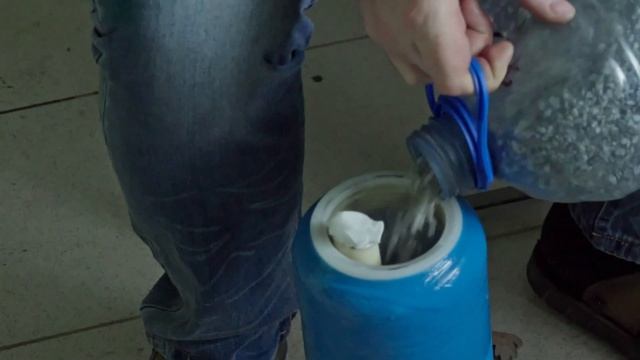 фильтр для питьевой воды под отдельный кран. Умягчитель и угольный фильтры. Сборка, засыпка. смотреть онлайн