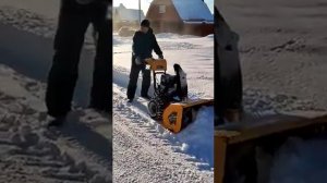 снегоуборщик stiga с гидроприводом колес  и электроприводом желоба выброса снега
