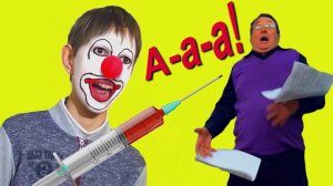 Клоун СТРАШНЫМ ШПРИЦЕМ пугает всех, даже учителя!
