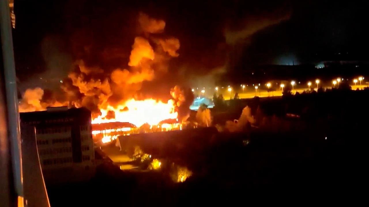 Пожар в ижевске на лакокрасочном заводе. Пожар каучуковый завод в свердловске. Пожар в ижевске на лакокрасочном заводе. Крупный пожар. Лакокрасочный завод ижевск.