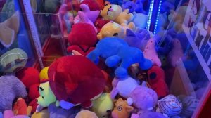 ИГРАЕМ В АППАРАТ ХВАТАЙКА ЗА 10 рублей на ВОКЗАЛЕ!!!