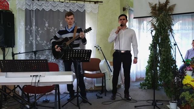 "В городе тихая осень" поет Илья Казаков, гитара - Максим Сальников смотреть онлайн