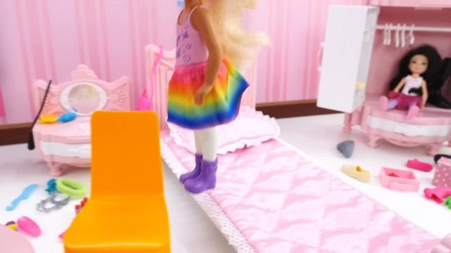 Куклы Барби наряжают Кевина - Видео про Барби для девочек смотреть онлайн