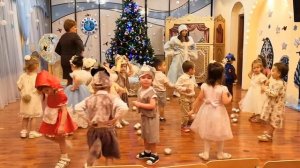 Группа раннего возраста танец со снежками