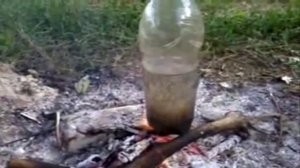 Как закипятить воду в ПЭТ бутылке (над костром)