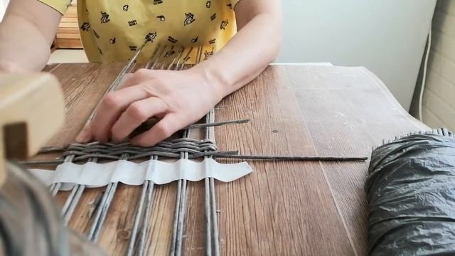 Плетение квадратного донышко из газетных трубочек