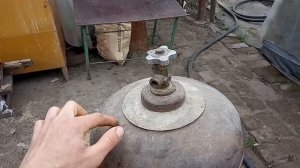 Бункерная кормушка для свиней из газового баллона своими руками. Bunker feeding trough for pigs.