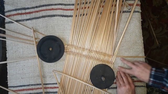 Корзинка вязанная из рогоза ч 1 изготовление донышка смотреть онлайн