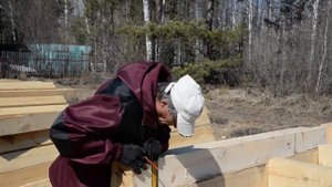 Этапы строительства дома из бруса. Лаги для пола, первые венцы, черновой пол