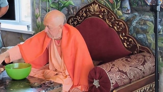 09.10.2023 - Утренняя раздача маха-прасада после лекции по ШБ - Владивосток, Новый Джаганнатха Пур смотреть онлайн