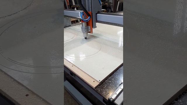 раскрой полипропилена на станке ИТК 02 3015 смотреть онлайн