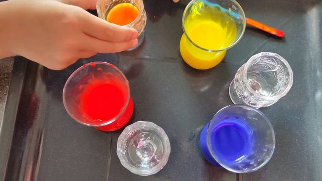 Эксперимент с переливанием подкрашенной воды для детей.