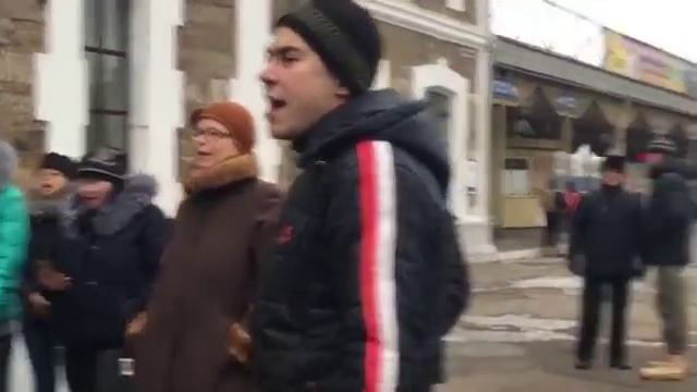 Песенный флешмоб в Кривом Роге "Идёт солдат по городу" 24 декабря 2016 смотреть онлайн