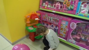 Катя делает покупки куклу Монстер Хай и кассовый аппарат Shopping toy in kid's store