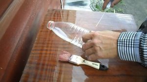 Приспособа для кисточки чтобы не испачкаться краской.