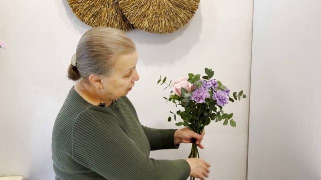 Складываем сегментальный букет из розы, гвоздики и хризантемы