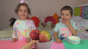 Тая и Лёва делают салатик Видео для детей