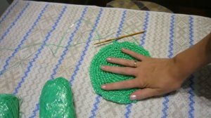 Корзинка из полиэтиленовой пряжи крючком. Basket of plastic crochet yarn