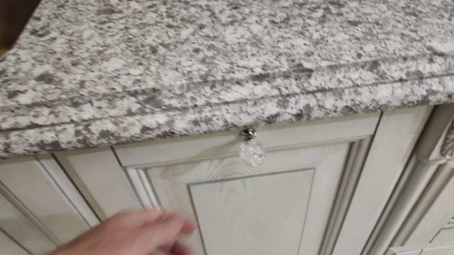 Кухня из Беленого ясеня с патиной и Кварцевой столешницей смотреть онлайн