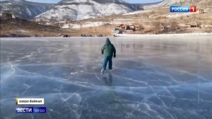 На льду озера Байкал катаются на коньках