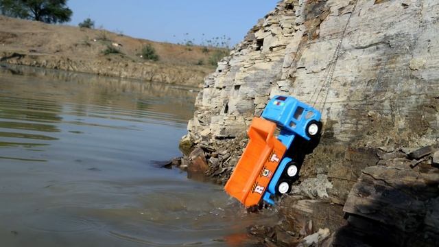 Машинки катаются по каменистому берегу смотреть онлайн