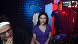 Бустер пернул в катю с микрофоном