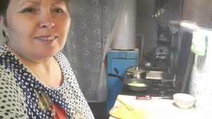 Готовлю  ,  пельмени  тесто на кипятке,  а так же ,  вкусный суп с фрикадельками.