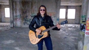 В руках автомат-песня из фильма(Мы из будущего)