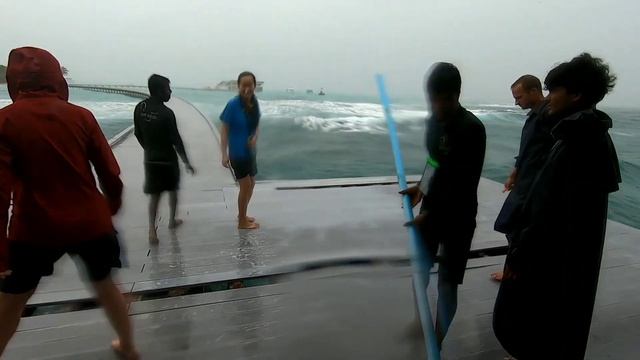 Эпичный шторм в начале сезона дождей на Мальдивах или Как наш дайв центр почти смыло смотреть онлайн