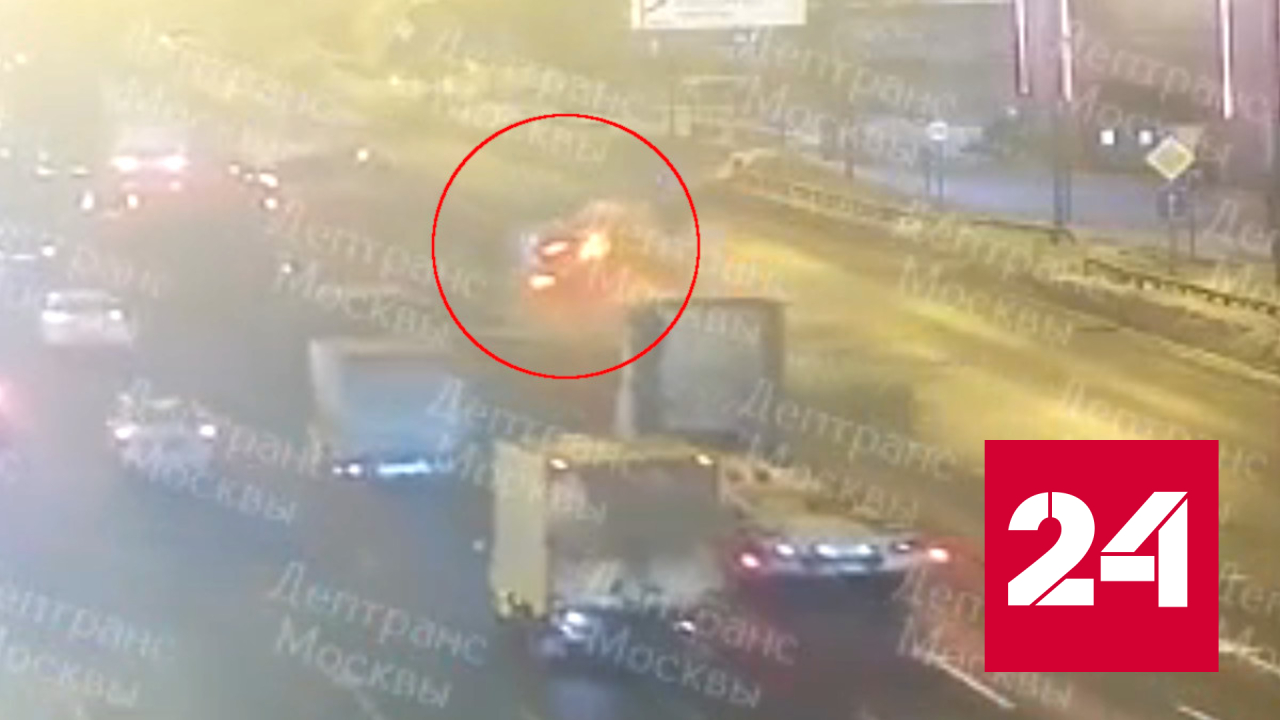 Камера сняла момент удара машины об отбойник на МКАД - Россия 24