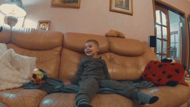 Съедобное - Несъедобное. Детская игра с мячом. смотреть онлайн