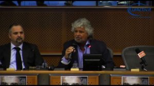 Beppe Grillo presenta referendum noeuro al Parlamento europeo