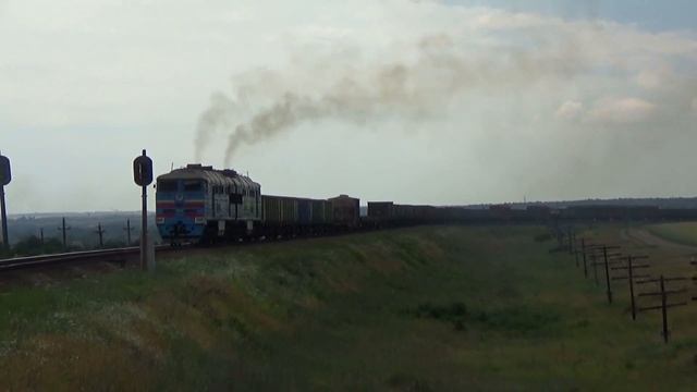 2ТЭ116-772Б/899А с грузовым поездом берёт подъём на перегоне Гусарка - Магедово смотреть онлайн