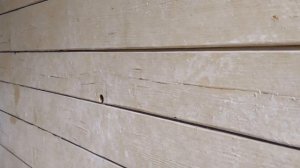 Потрескалась старая краска на деревянном доме. Снимаем краску пескоструем.