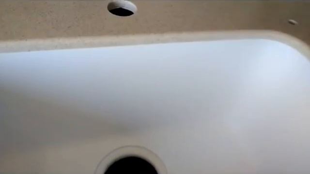 Столешница песочного цвета с белой мойкой смотреть онлайн