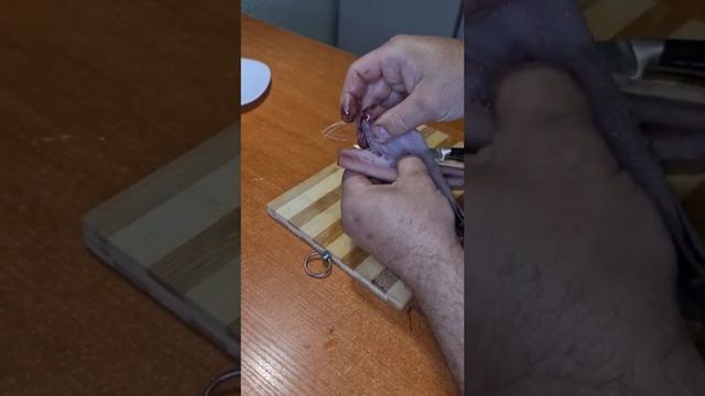 Как разделать соленую селедку #shorts