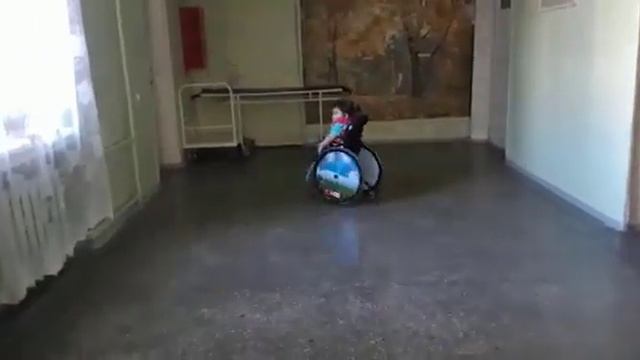 Дашулька катается по больничному коридору!