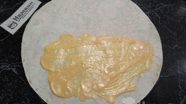 Домашняя шаурма с варёной колбасой и маринованными огурцами