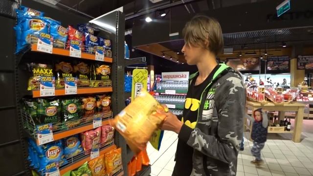 КУПЛЮ ВСЕ, ЧТО СМОЖЕТ УНЕСТИ ШКОЛЬНИК! смотреть онлайн