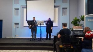 А река течет. Поем с женой под гитару