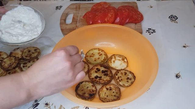 Кабачки с майонезом и помидорами. Очень вкусно получается и быстро готовится смотреть онлайн