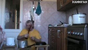 Концерт Геннадия Горина | Геннадий Горин играет на барабанах.