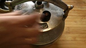 Бульон из куриных шей в афганском котелке. Чо ПОХАВАТЬ. #чопохавать #афганскийкотелок