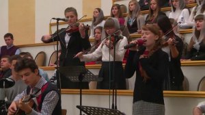 На далёком холме, средь деревьев и скал (Старый крест) /