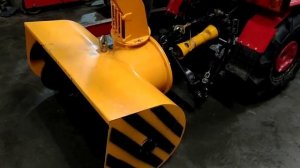 Трактор МТЗ Беларус 112Н-01.Представители МТЗ устанавливают снеготобрасыватель(показываютна МТЗ 132